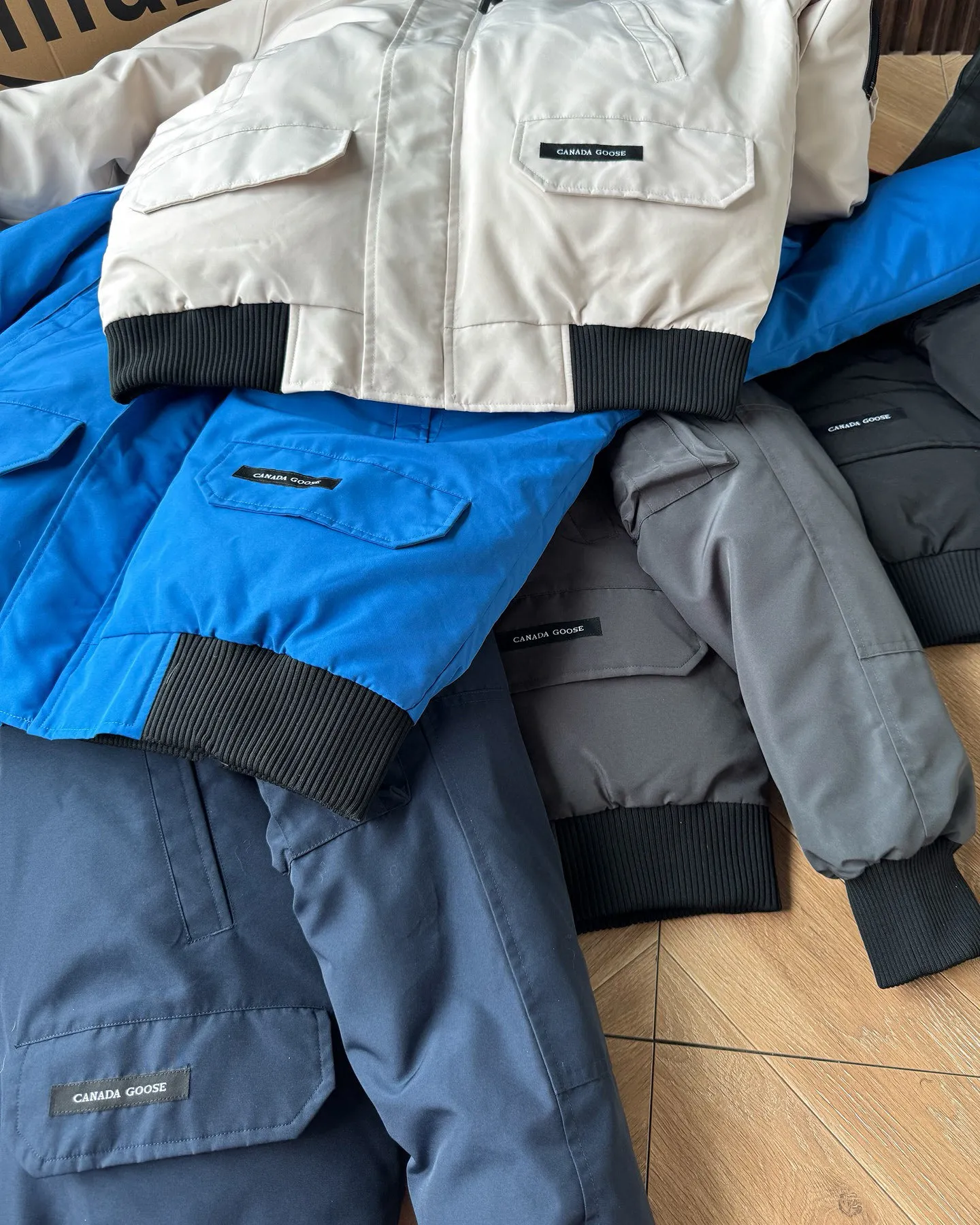P720 🆕Top version! Comes with a tote bag! Chip version💰𝑪𝒂𝒏𝒂𝒅𝒂 𝑮𝒐𝒐𝒔𝒆/Canada Goose Chilliwack Goose 01 bomber jacket down! The top original replica version refers to the highest version in China currently (there is no one) ⚠️Note: There is no foundry in China! ! ! Saying it is original order, ZP goods, pure original goods, etc. is just a gimmick by some peers. Do not be deceived!  ⚠️Note: The latest version of this year’s authentic product has a strap (the latest version can be bought at the newly opened Galeries Lafayette Canada Goose counter in Beijing) ⚠️Note: (The authentic product does not have blue wash marks this year) Version comparison introduction 1⃣️Top replica: Made of 18-count polyester-cotton blended fabric imported from South Korea (authentic synchronized fabric), national standard 90 white duck down, western Canadian coyote hair 2⃣️Mid-range version: Made of domestically produced 21-count polyester-cotton fabric, 50% standard white duck down, Eastern Canada coyote hair, top original goose analysis Analysis 1 (wolf hair): All customers are guaranteed to receive a fur collar that is grayer than the original color. Each wolf hair is 55cm long and 14cm wide, all made from wild first-grade gray wolf skins in western Canada! Analysis 2 (Trademark): We use dyed embroidery thread to truly achieve 100% reproduction of the trademark, ensuring that the embroidery thread is exactly the same as ZP, with zero color difference and 100% reproduction of the map letters! (We can guarantee that no one in our industry is more attentive and professional than us!) Analysis 3 (fabric): As we all know, the Canada Goose ZP fabric in previous years was a 21-count polyester-cotton washed, calendered and brushed fabric that was relatively hard. Last year and this year, dozens of authentic products purchased were all made of 18-count pure cotton fabrics, and we finally decided to use 18-count polyester cotton! (ZP synchronized fabric) Analysis 4 (Accessories): Domestic exclusive version of Velcro, one to one Y-shaped double hook original Velcro, YKK zipper, exclusive original workmanship of washed threaded down jacket!  Authentic products are not 100% perfect and flawless. Authentic products also have velvet hair loss, and most of the authentic wolf fur is mainly eastern yellow wolf fur. (Because our wolf skins are all auctioned at the same auction house as authentic products) There is an auction list to prove it.  At the same time, I will teach you a trick: buy an authentic product from Tmall, buy a piece of clothing from a merchant you trust at the same time, and come back to compare the details. ⚠️ Remember you get what you pay for! Don't be greedy for small gains, or you will suffer big losses! Color: Black Navy Beige Graphite Gray Royal Blue Size: XS S M L 54 120 84 79 140-160 XL 56 124 86 81 160-180 XXL 58 128 88 83 180-200